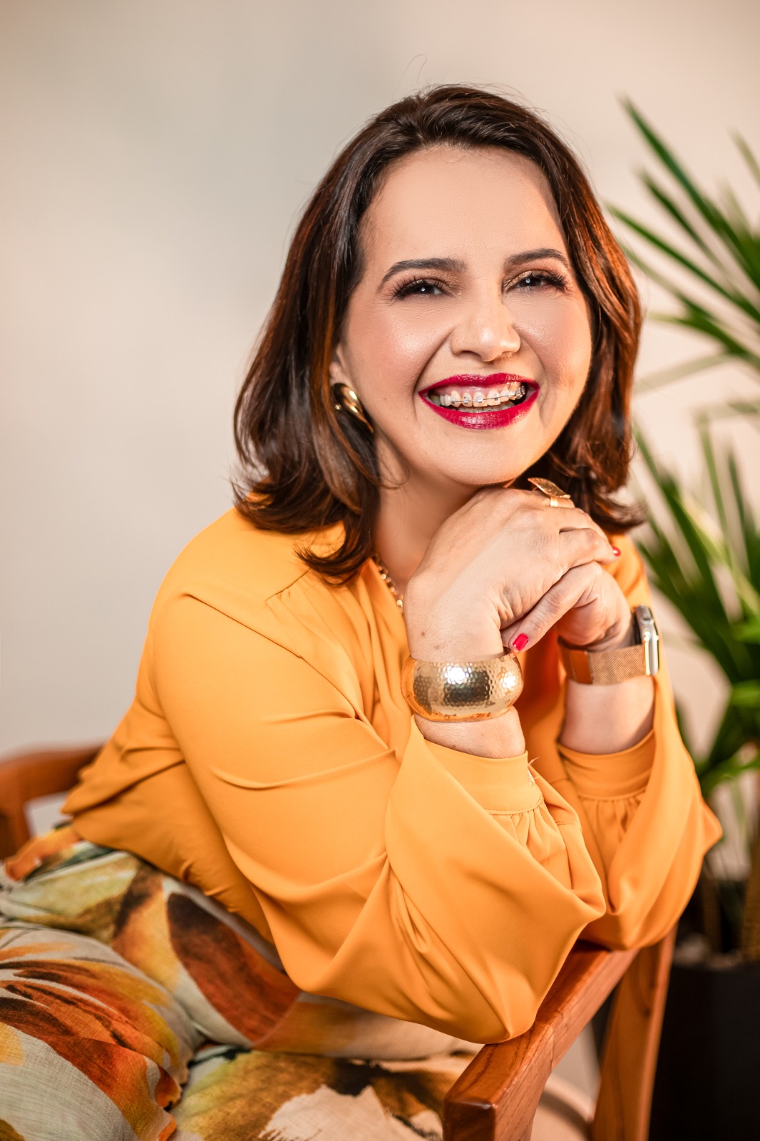 Pollyanna Pinheiro em uma postura acolhedora durante seu trabalho terapêutico